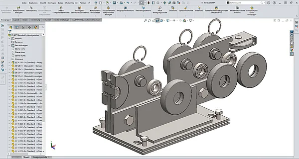 Detaillierte SolidWorks-3D-Konstruktion von mechanischen Komponenten inklusive Rollen, Schrauben und Befestigungselementen.