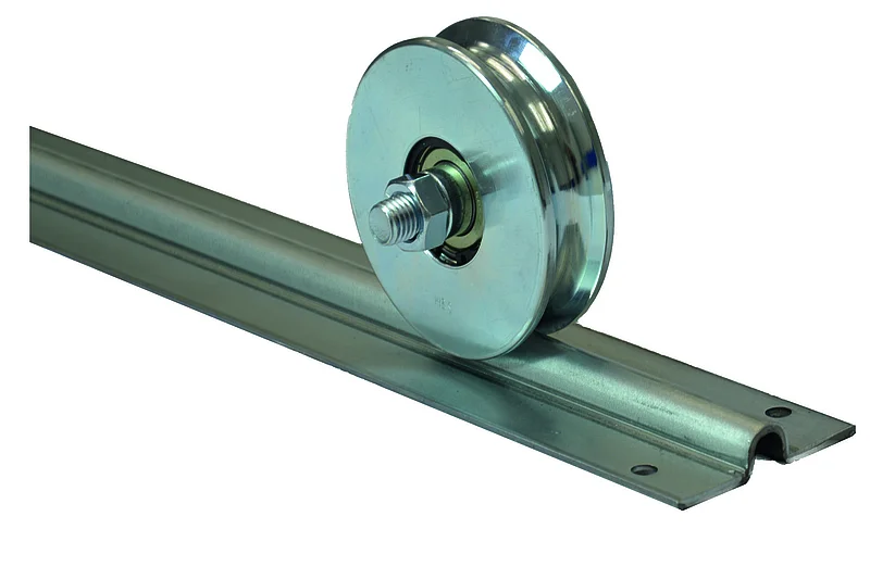Metallrolle mit Bolzen auf einer Schiene